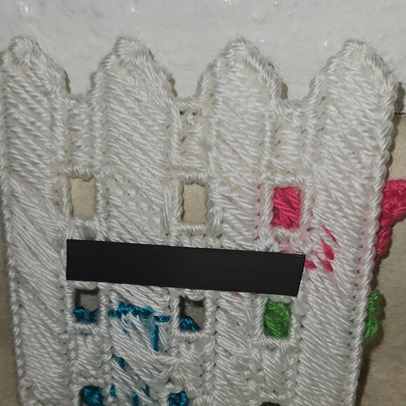 New Handmade Plastic Canvas Floral Design Refrigerator Magnet - Picture 3 of 3